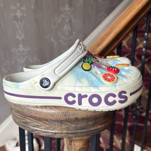 Crocs ladies size 6. Very good condition. White with buttons. Men’s 4 - Picture 12 of 12